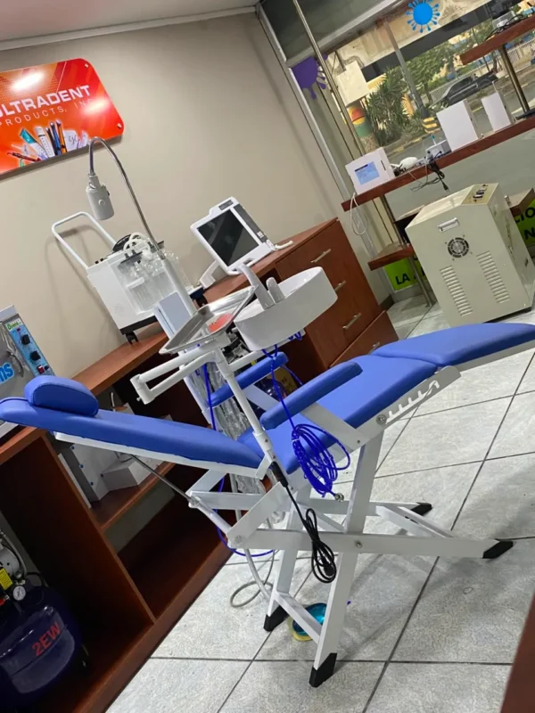 WhatsApp Image 2026-08-17 at 4.57.36 PM SILLÓN DENTAL PORTÁTIL COMPLETO CON ESCUPIDERA, TRIMODULAR, JERINGA TRIPLE, BANDEJA PARA INSTRUMENTAL Y LÁMPARA LED DE LUZ FRÍA